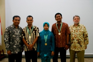 Dr. Arief Sadiman, Sunarto (saya), MTT Sulses (wakil dari Amir Mallarangan), W Gora S, Micheal Calvano